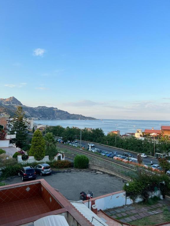 Casa Vacanza Giardini Naxos Taormina Miranaxos エクステリア 写真